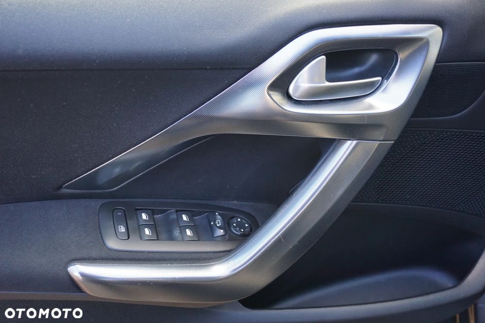 Peugeot 2008 1.2 Pure Tech Allure S&S - 18