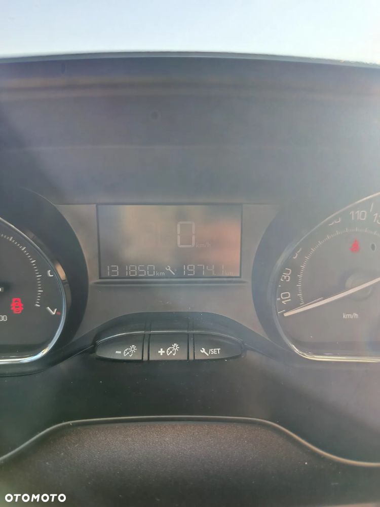 Peugeot 2008 1.2 Pure Tech Style S&S - 13