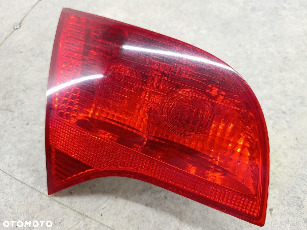 LAMPA TYLNA LEWA W KLAPE AUDI A4 B7 8E9945093 KOMBI - 3