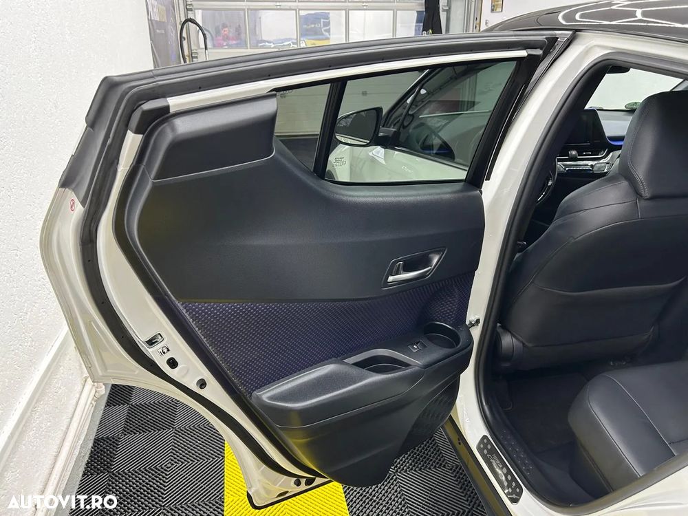 Toyota C-HR Hybrid Style Selection - 32