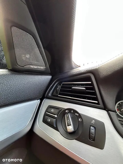BMW Seria 5 550i xDrive - 14