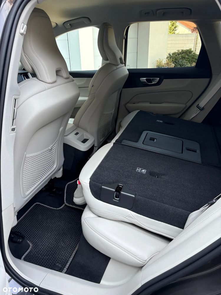 Volvo XC 60 B4 B Plus Dark - 8