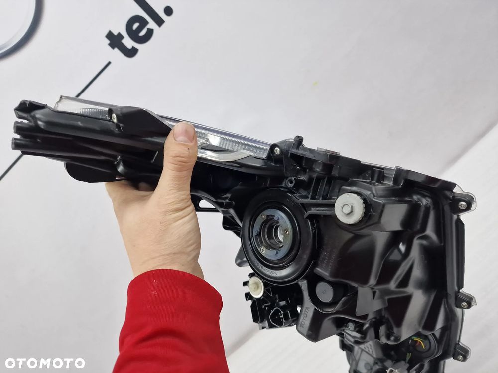 TOYOTA COROLLA E21 18- LEWA / PRAWA ZWYKŁA LAMPA PRZEDNIA PRZÓD SOCZEWKA , NR 81110-02T31-00 / 81150-02T31 / 81150-02T31-00 , NR AUKCJI LA372 - 14