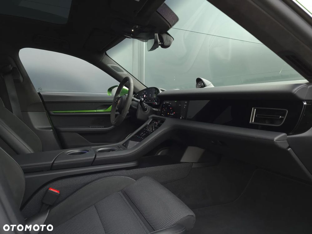 Porsche Taycan Turbo - 27