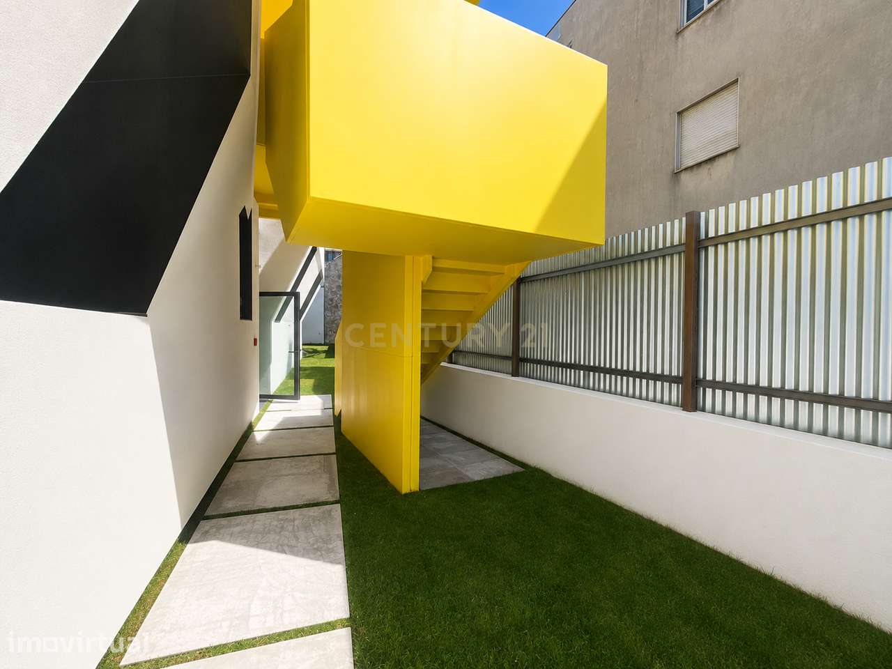 T1+1 Duplex com Pátio e Jardim | FONTEDAMOURA80 | Aldoar - Grande imagem: 2/14