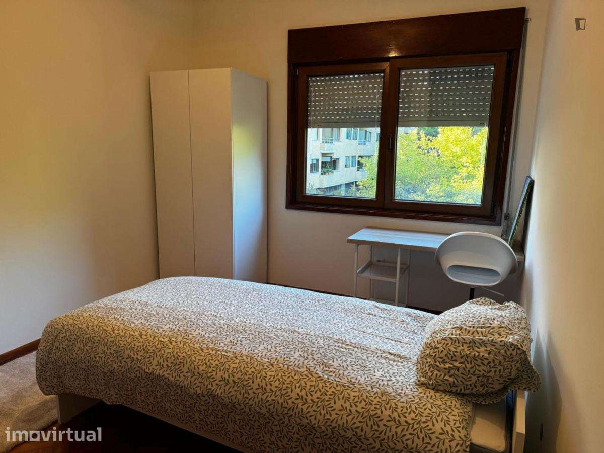 Quarto - localizado em Lordelo do Ouro Porto - Grande imagem: 3/18