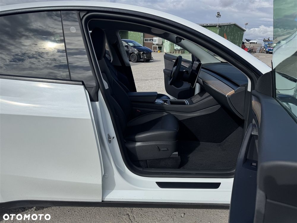 Tesla Model Y - 24