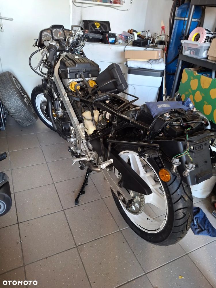 Honda VFR - 16