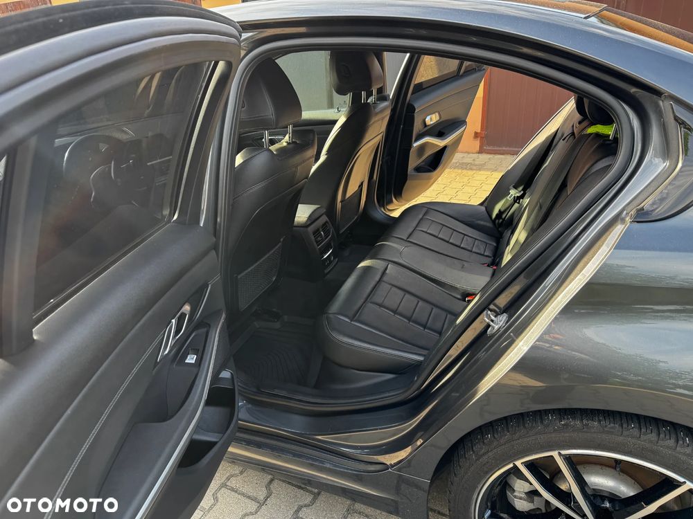 BMW Seria 3 330i xDrive M Sport - 8