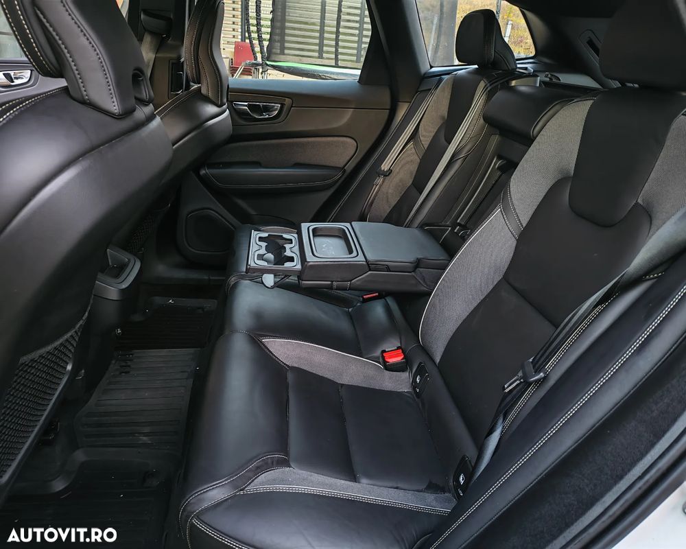 Volvo XC 60 B4 MHEV AWD R-Design - 18