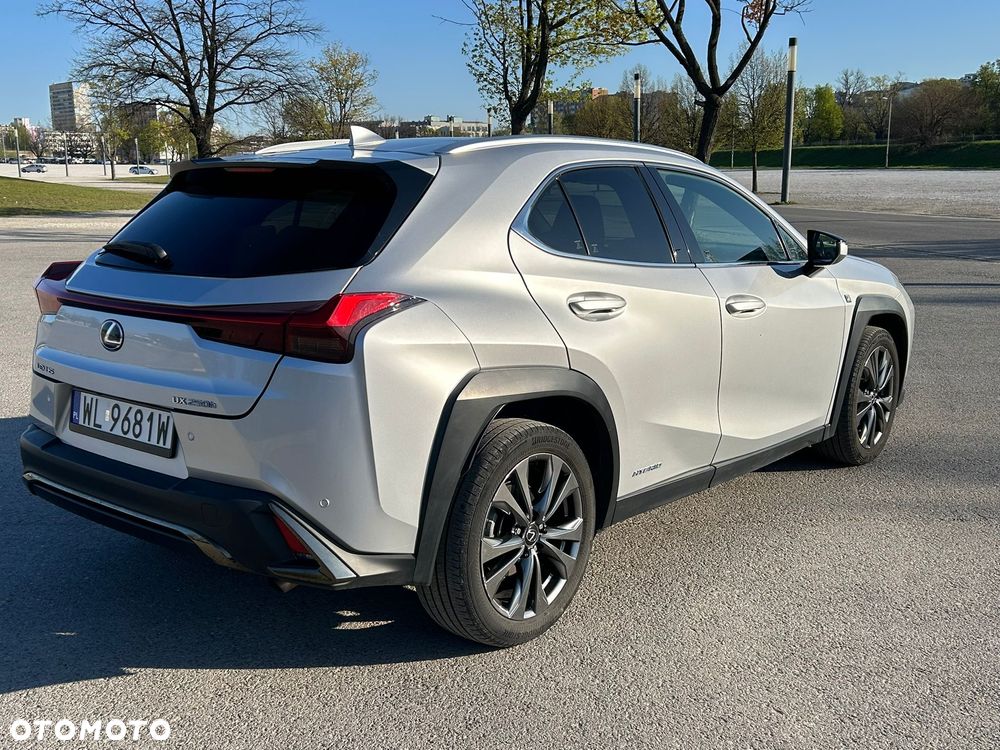 Lexus UX 250h F SPORT - 9