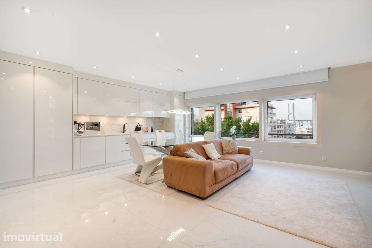 Exclusivo Apartamento T4 com Renovação de Charme  | Alameda dos Oceano - Grande imagem: 4/33