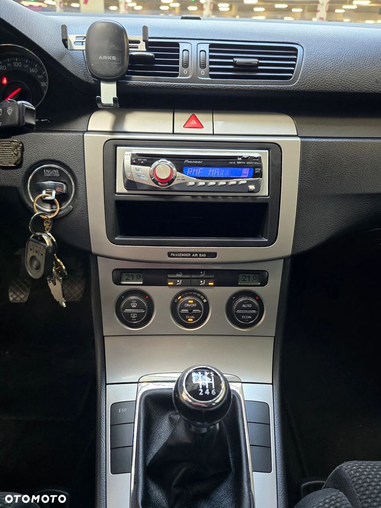 Volkswagen Passat 1.6 FSI Comfortline - 5