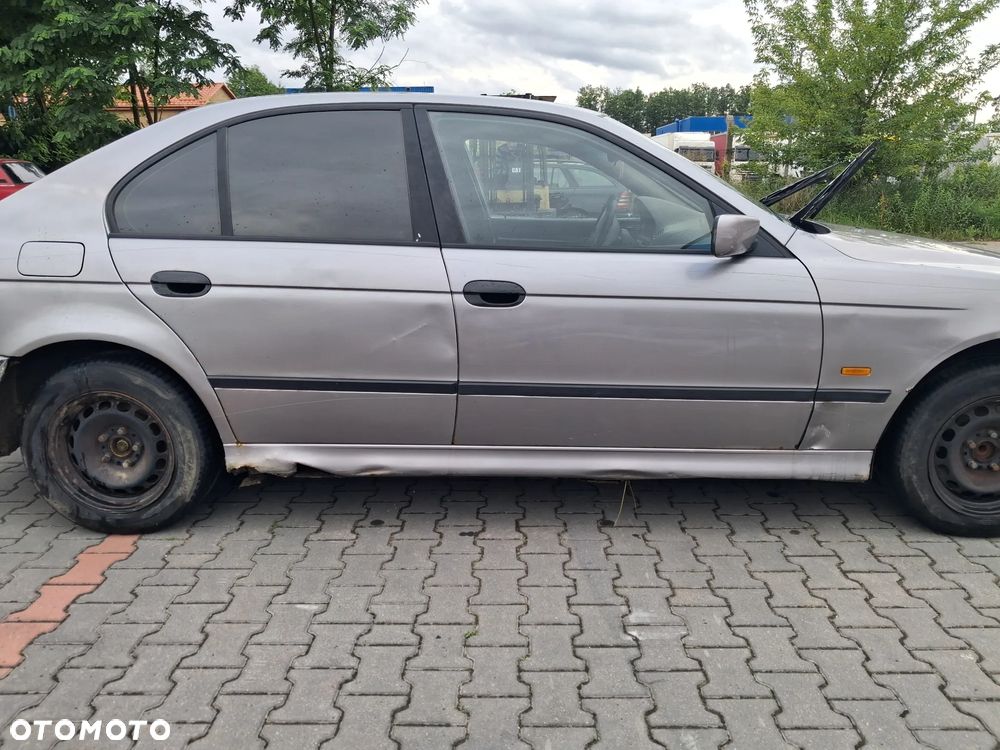 BMW 5 E39 silnik 2.5 TDS M51D25 143 KM skrzynia biegów 23001434452  S5D 2602 dyfer dyferencjał 33101428489  2,64 drzwi klapa maska zderzak błotnik Orientblau Metallic 317 alternator wtrysk przepustnica przepływomierz turbina alternator maglownica pompa wspomagania sprężarka klimatyzacji wentylator sterownik stacyjka moduł silniczek panel przewód wiązka radio konsola wyświetlacz tunel fotel fotele tapicerka skórzana skóra boczek podłokietnik szyba zwrotnica EGR chłodnica pas wzmocnienie lusterko lampa reflektor tłumik wydech halogen hak holowniczy klamka belka sanki mcperson amortyzator sprężyna felga zwrotnica blenda mikrostyk kierownica mechanizm zamek zacisk hamulcowy jarzmo klamka włącznik schowek lewarek wybierak osłona łapa poduszka zbiorniczek rura manetki kolektor pompa ABS NA CZĘŚCI wszystkie części - 11