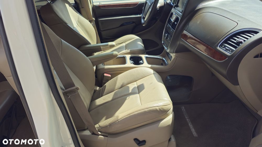 Chrysler Town & Country 3.6 Limited - 12