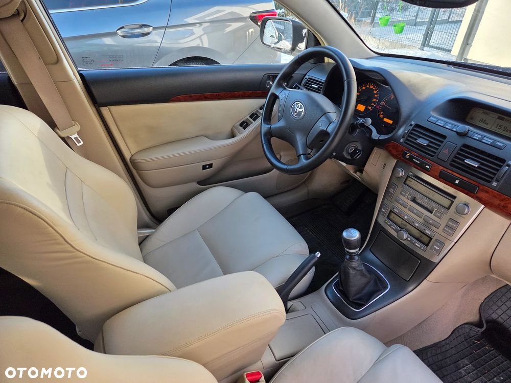 Toyota Avensis 2.2 D-4D Sol - 4