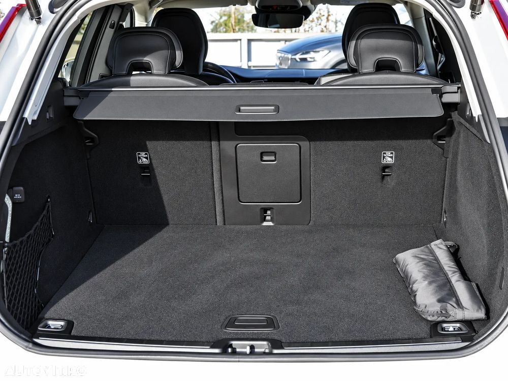 Volvo XC 60 B4 MHEV AWD Momentum Pro - 10