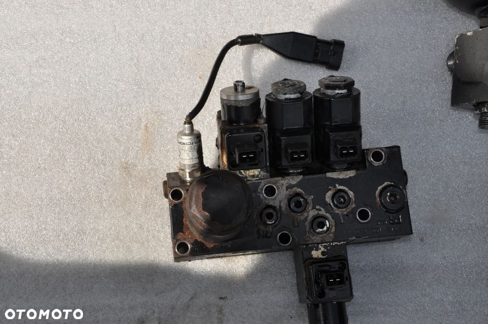 ZAWÓR BLOK HYDRAULICZNY CEWKA MASSEY FERGUSON 7480 6480 6485 - 5
