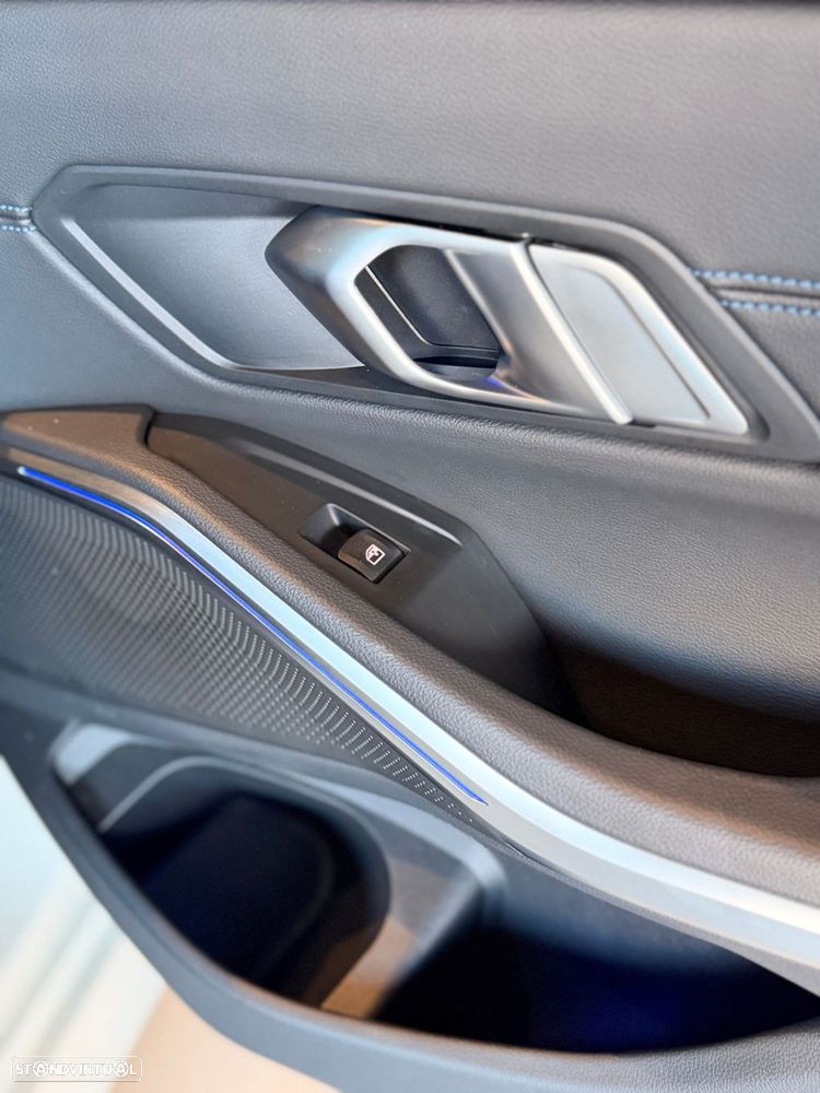 BMW 320 d Touring Pack Desportivo M Auto - 42