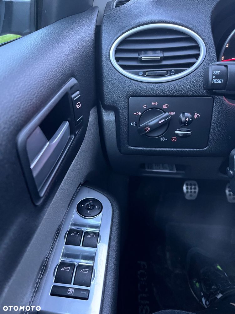 Ford Focus 1.8 Ghia - 12