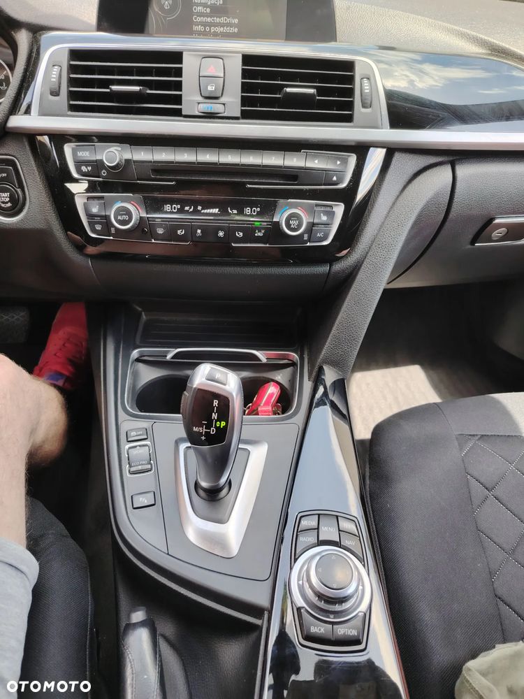 BMW Seria 3 318d Sport Line - 16