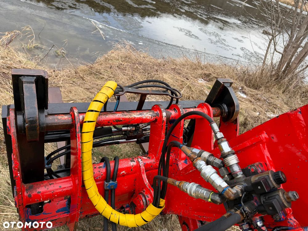 Manitou MLT523  Ładowarka teleskopowa 5m Wysięg 2,3 tony udzwig. Posuw wideł Hydrauliczny oraz rozsuwanie wideł hydr. Szybko-złącze hydrauliczne. 2x kamera PERKINS silnik TURBO  z Komuny Norweskiej! Jak Nowa 4287 mtg Zero luzów wycieków SERWISOWANA w  DEKRA.  Opony jak Nowe. Napęd 4x4 Hydrostatic REWERS - 24