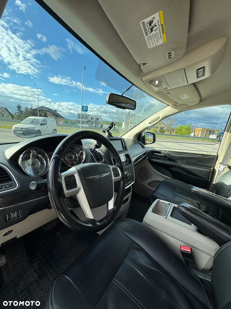 Chrysler Town & Country - 8