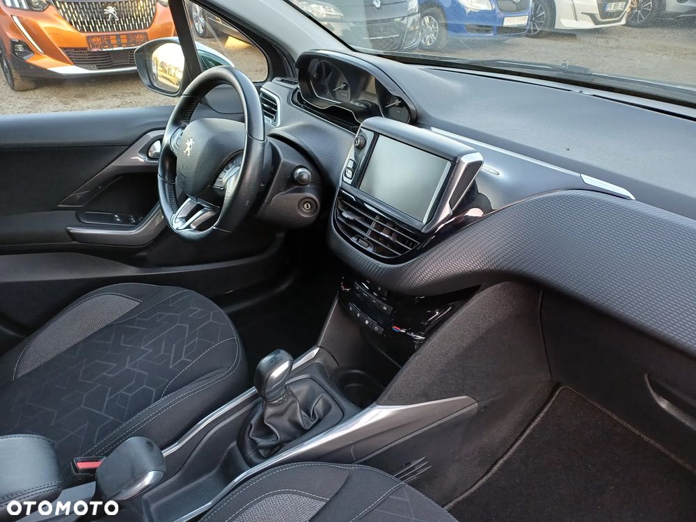 Peugeot 2008 1.2 Pure Tech Style - 12