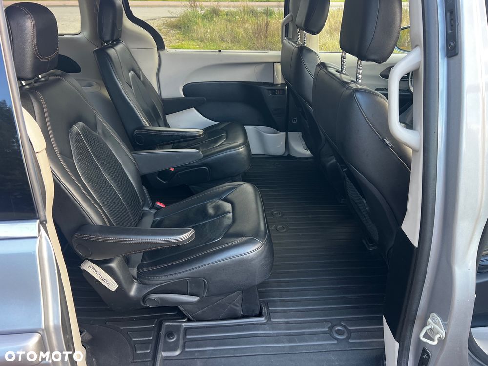 Chrysler Pacifica - 17