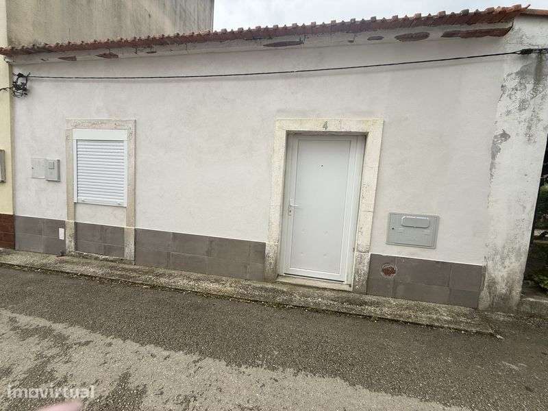 Moradia T3 em Casével e Vaqueiros, €125.000