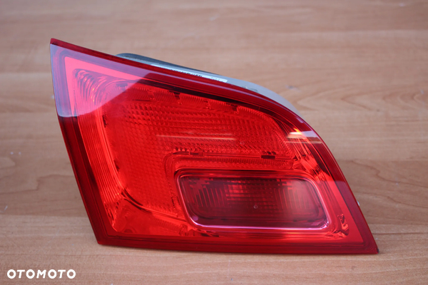 LAMPA LEWY TYŁ W KLAPĘ OPEL ASTRA J KOMBI EUROPA 13282246 JASNA