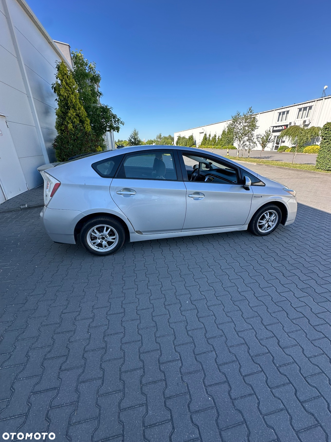 Toyota Prius (Hybrid) - 4