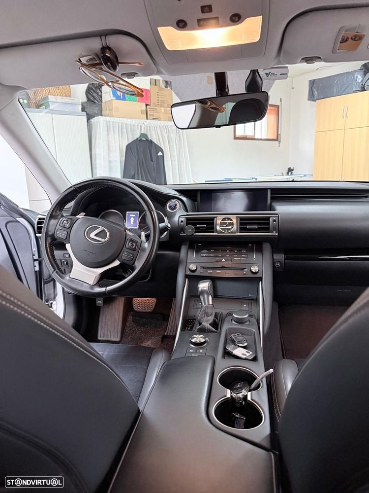 Lexus IS 300H - 13