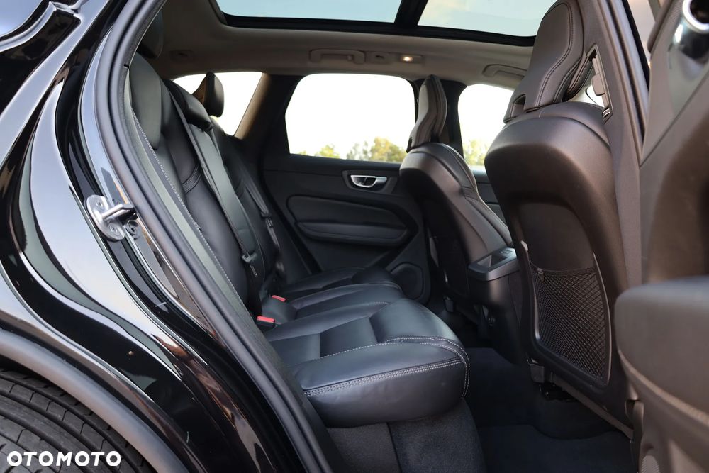 Volvo XC 60 B5 B AWD Plus Dark - 25