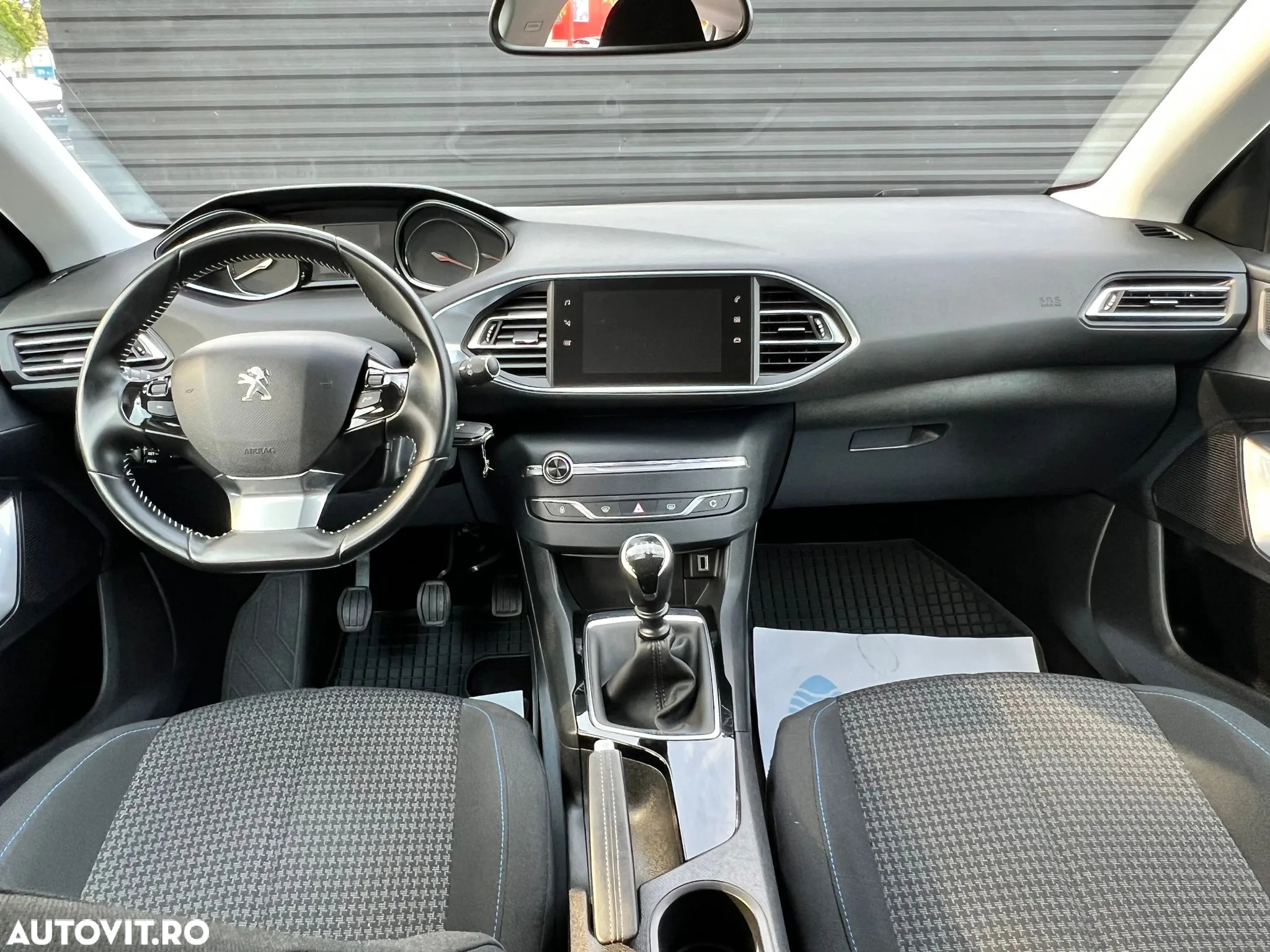 Peugeot 308 1.2 L PureTech Turbo S&S Allure - 6