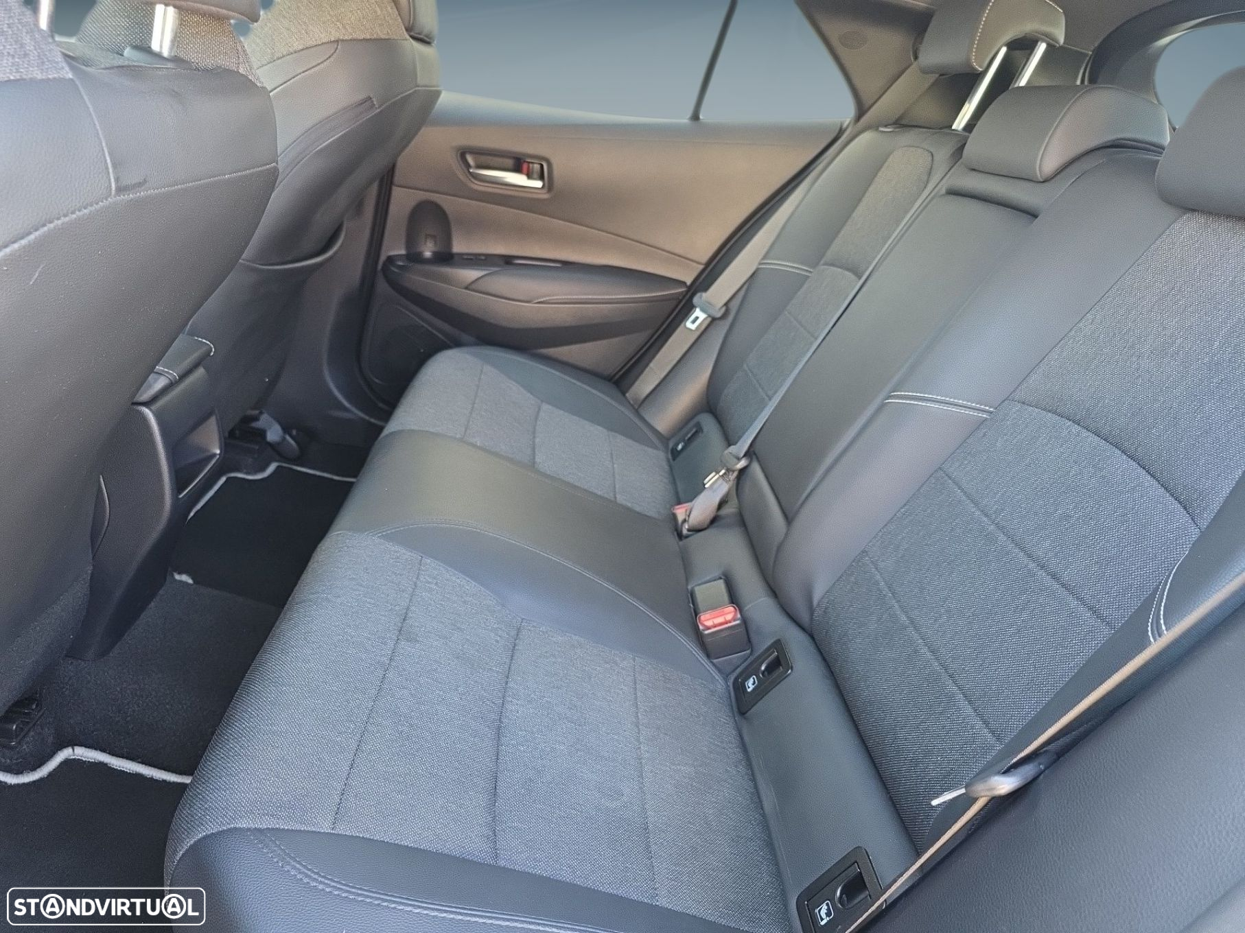 Toyota Corolla 1.8 Hybrid Comfort Plus - 17