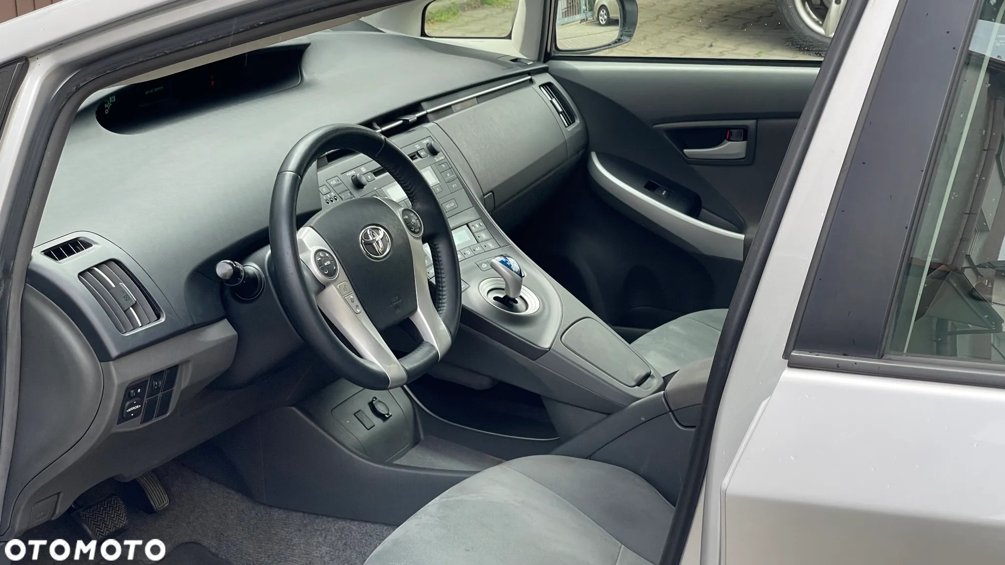 Toyota Prius (Hybrid) Executive - 9
