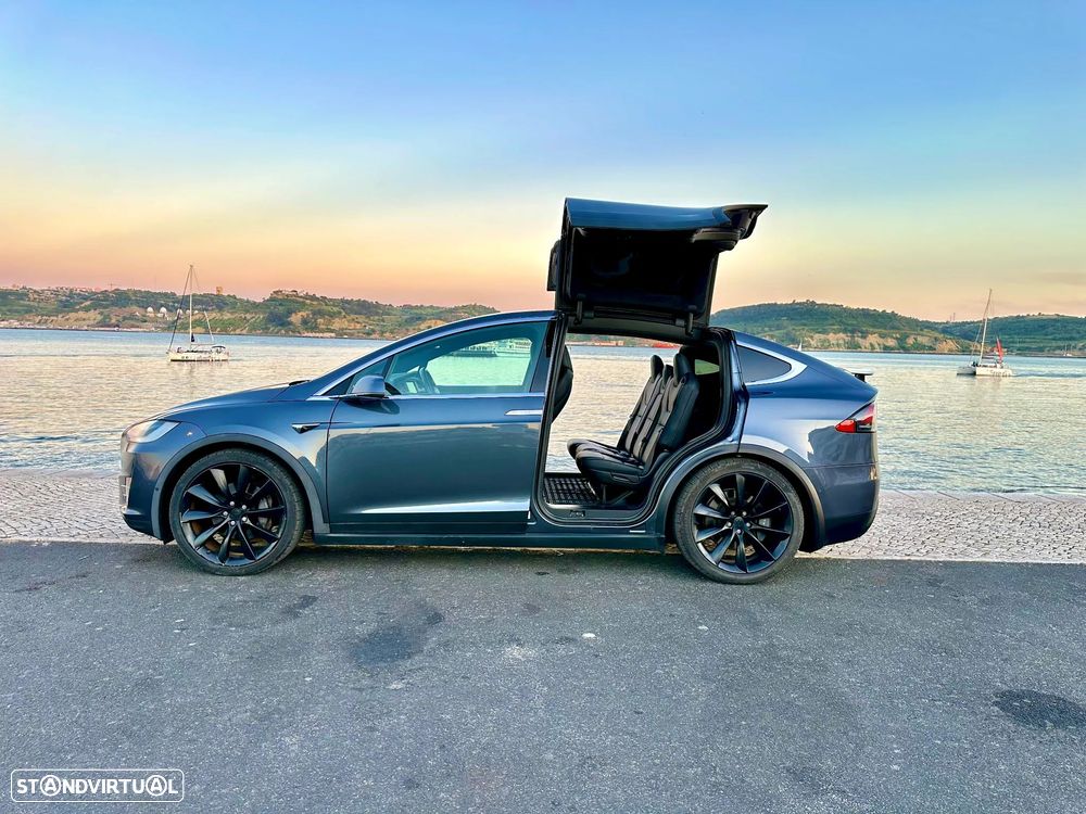 Tesla Model X - 9