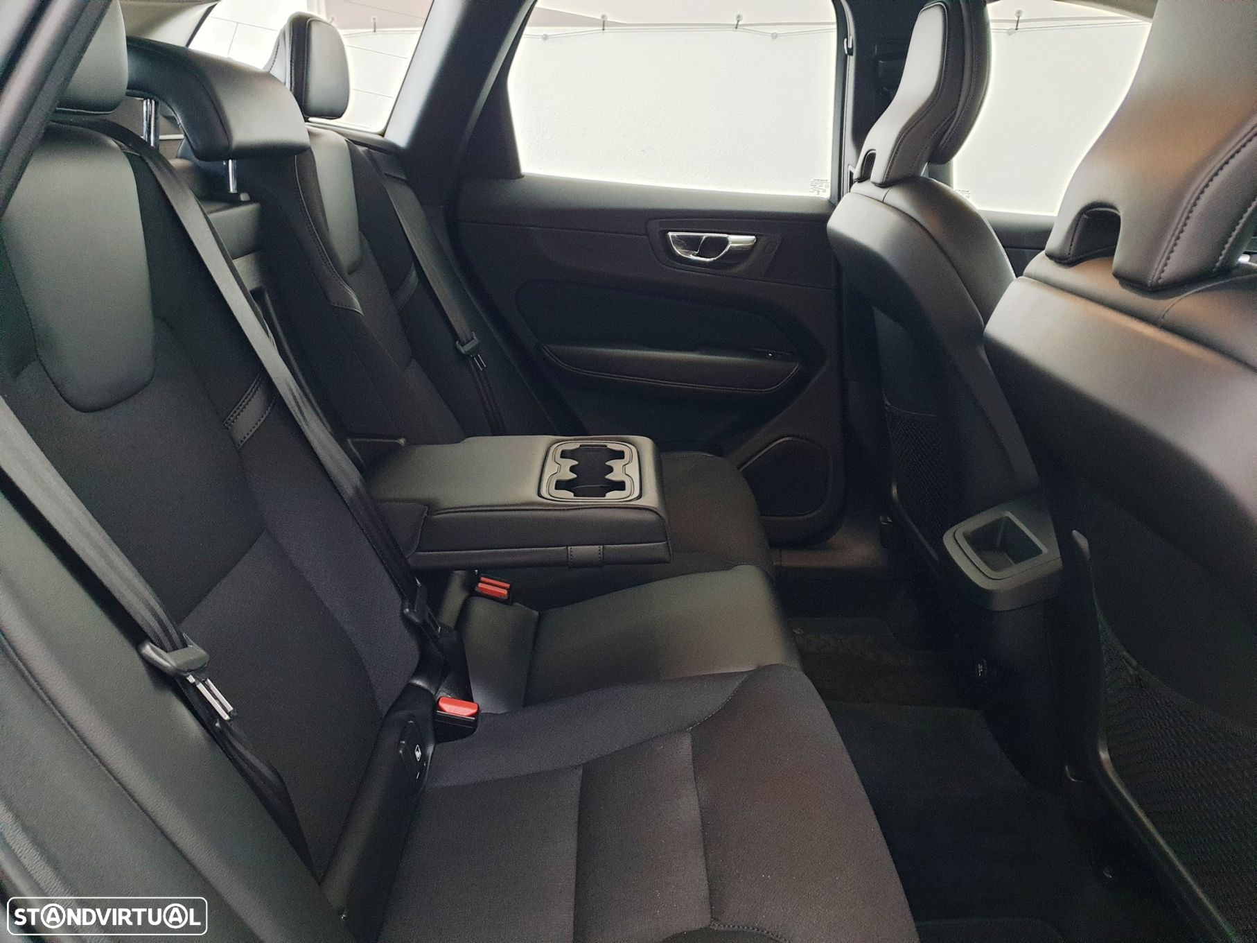 Volvo XC 60 2.0 D4 Momentum Geartronic - 24