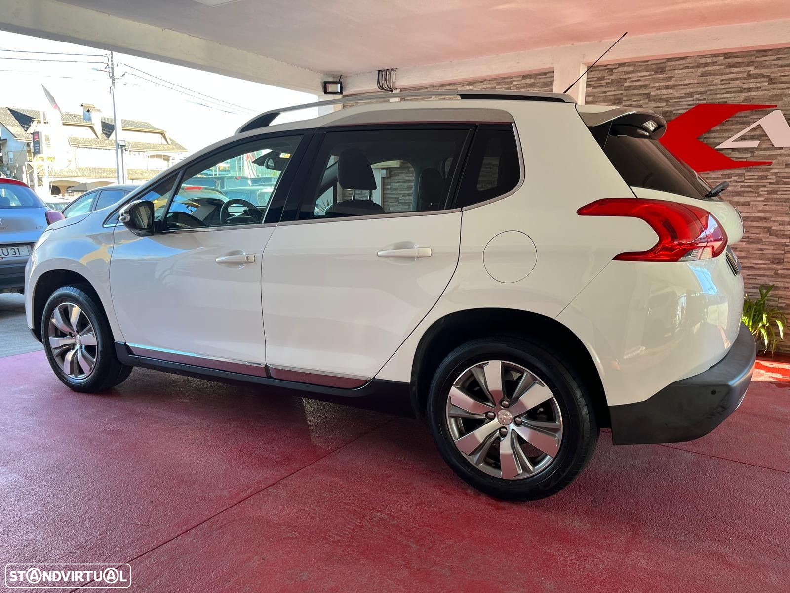Peugeot 2008 1.2 PureTech Allure - 4