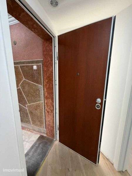 T3 Totalmente Remodelado | 2.º Andar | Cozinha Equipada | Amadora - Grande imagem: 4/12