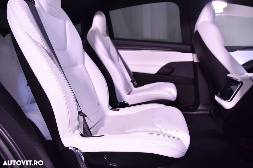 Tesla Model X - 12