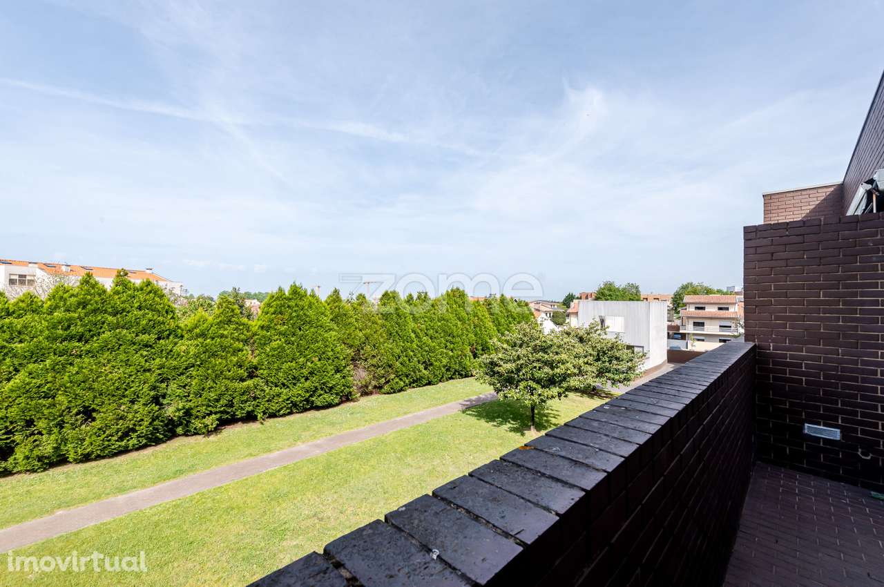 T2 de Luxo em Condomínio Semi-Privado | Varanda & Jardim - Grande imagem: 2/48