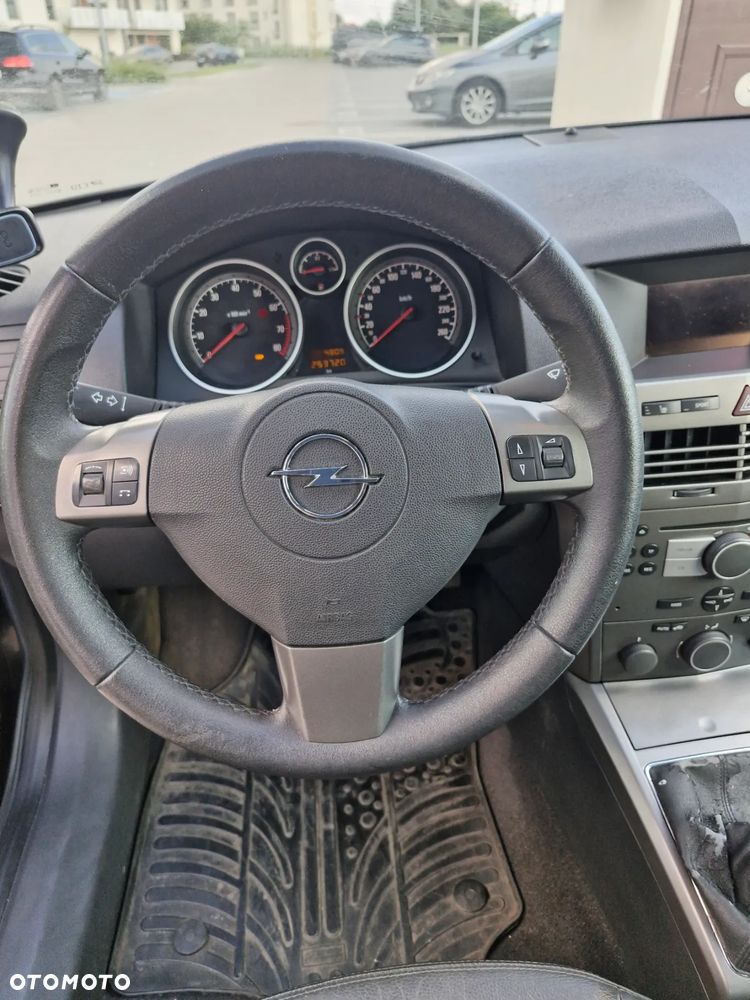 Opel Astra III GTC 2.0 T Cosmo - 23