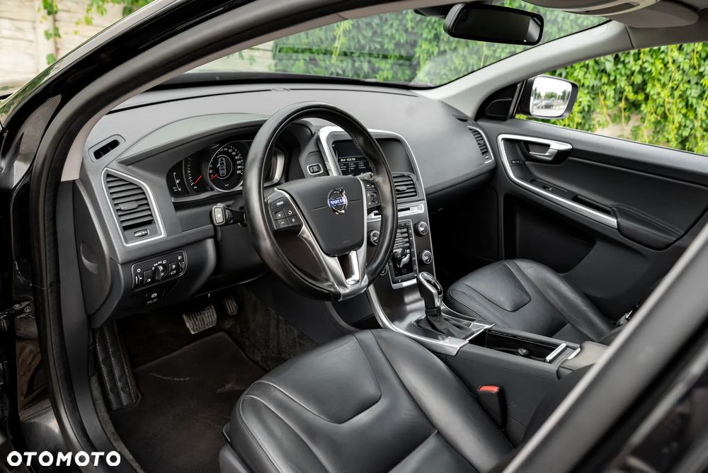 Volvo XC 60 D5 AWD Geartronic Momentum - 17
