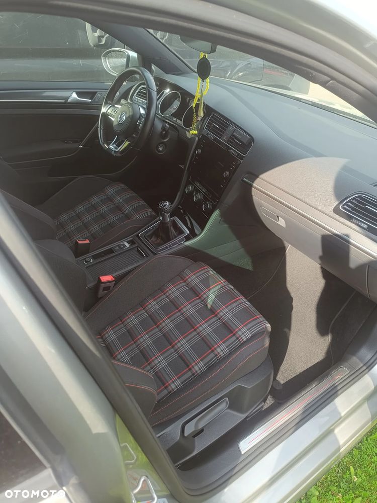 Volkswagen Golf - 10