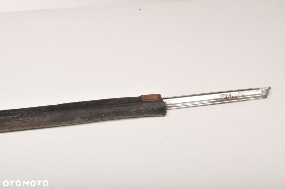 MERCEDES W123 LISTWA SZYBY PRZEDNIA PRAWA - 2