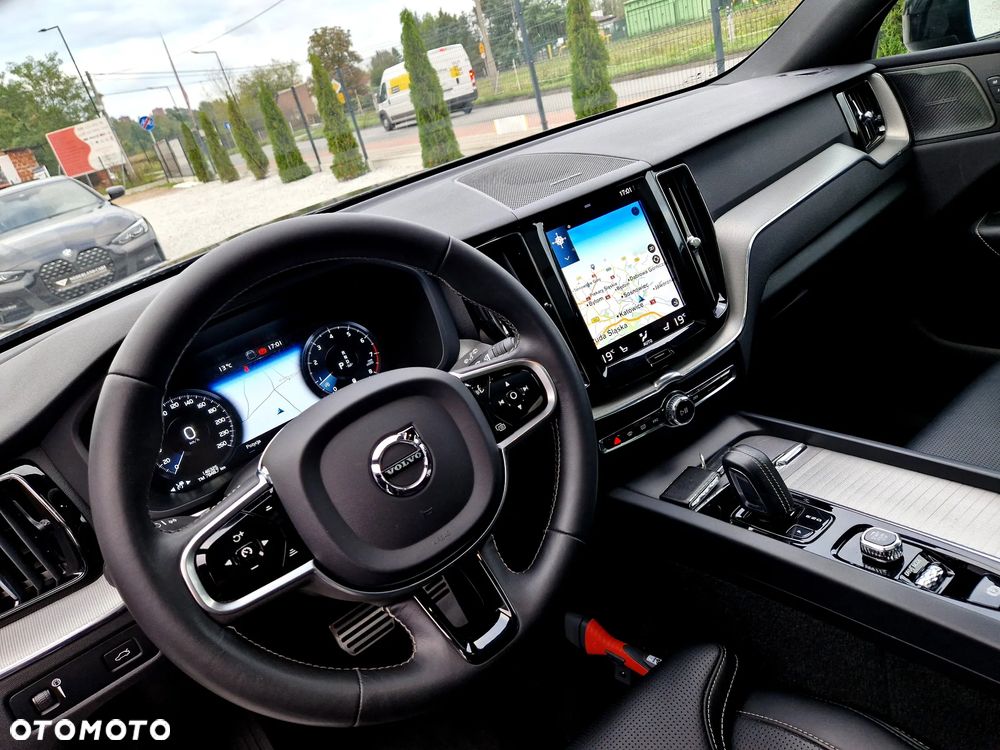 Volvo XC 60 B4 B Plus Dark - 27