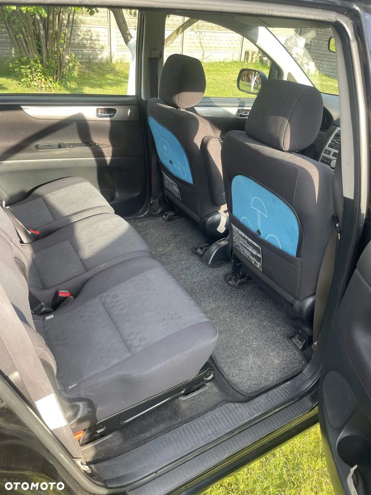 Toyota Avensis Verso D-4D - 19