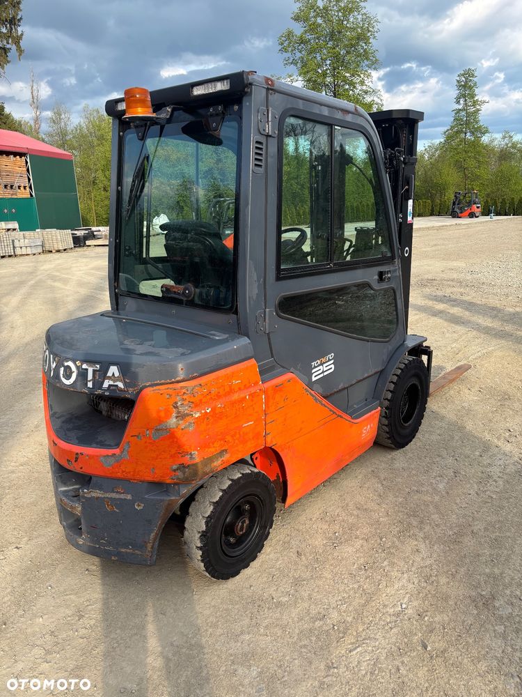 Toyota 8FGF25 diesel triplex KABINA 2022r 58500netto 4 sekcje - 4